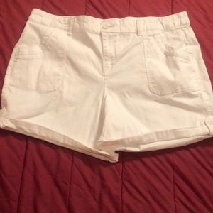 Gloria Vanderbilt sz 16P All Around Slimming Effect White Shorts w/ Roll Hem
